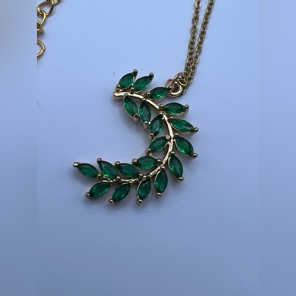 Elegant Cubic Zirconia Leaf Pendant Necklace - Classic Stylish  Leaf Necklace - Picture 5 of 10